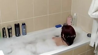 salope se touche dans son bain